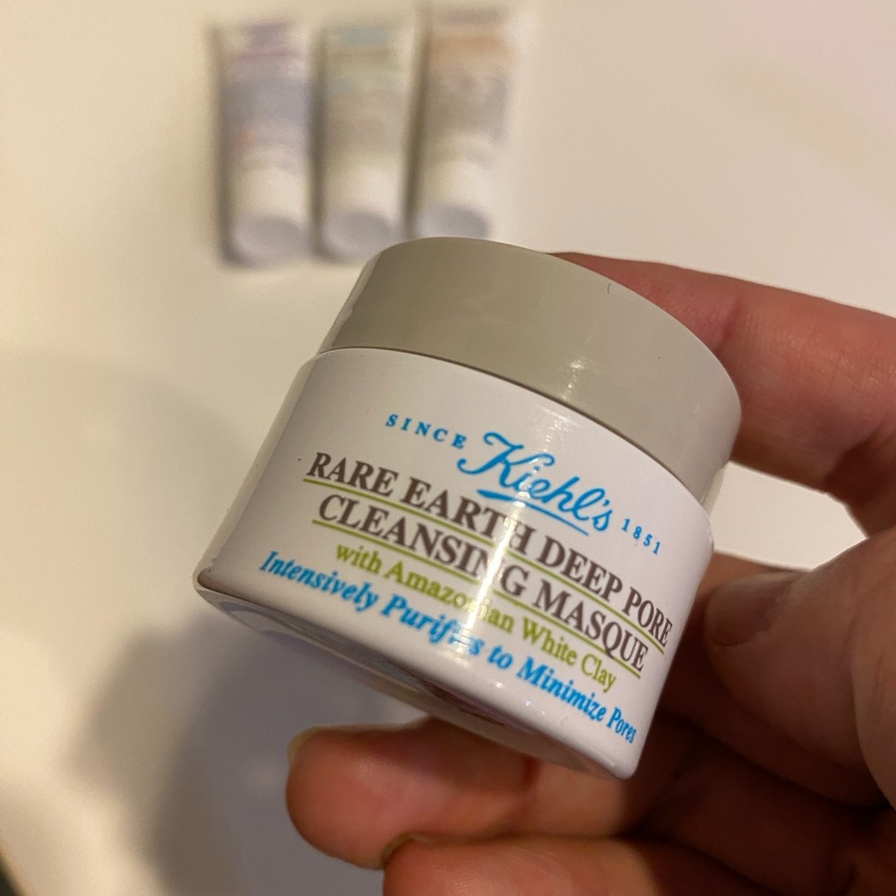 New! 8Pc Kiehl's skincare travel set - Picture 2 of 8